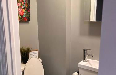 Cozy Modern Home with Large Fenced in Backyard - Foto 12