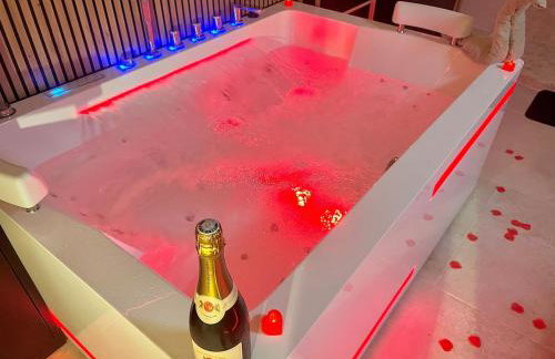 Secret LoveRoom - SpaBalnéo, Lit King Size, CLIM, Chic, calme et discret, 2 personnes - Foto 3