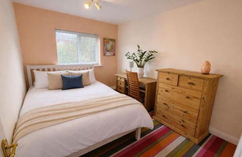 NEW! Large 4BR home by Shirestone Property, Driveway Parking, Near M40, Wifi - Photo 10