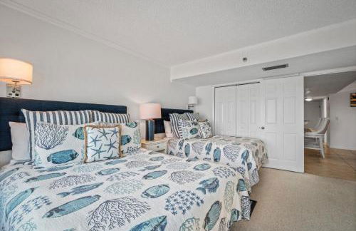 Luxury direct oceanfront corner penthouse with heated pool and garage parking - Foto 33