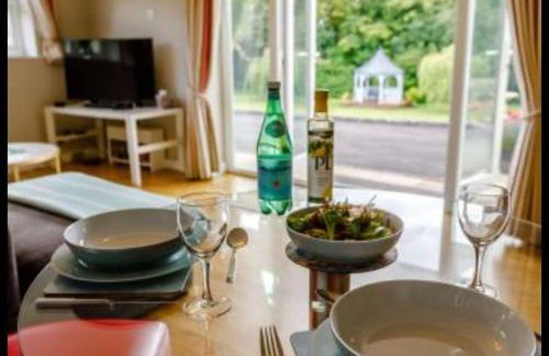 The Nook located in a beautiful garden setting with parking - Foto 7