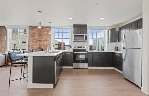 Spacious Apartment with King Beds - J and K on Main - Foto 4