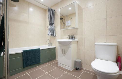 Stupton House, Large 3 Bed House that Sleeps 8 with Full Size Pool Table & FREE Parking - Hosted by Stay Host Save - Foto 17