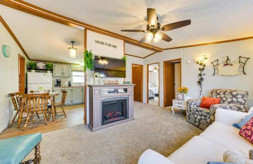 Walk to Houghton Lake! Family Retreat with Patio - Foto 1