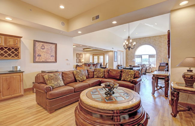 Grand Crowne Resort - Photo 6