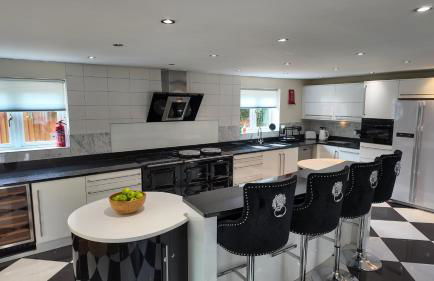 Stratford-upon-Avon 4BR Family Mansion on 1 acre with Pool, Gym & BBQ! - Foto 42