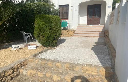 Apartamento con jardín, piscina y parking - Foto 1