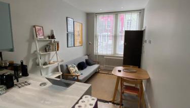 Chic 1BD Flat W/patio - 2 Mins From Baron's Court! - Foto 3