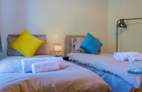 4-Bed Family House in Leeds with park view - Foto 31