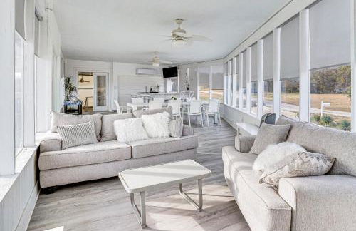 Luxury Lakefront Retreat with Dock in Runaway Bay - Foto 23