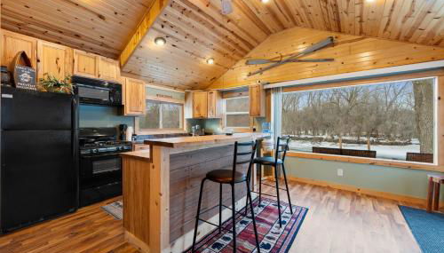Cozy 3BR Cabin With Hot Tub on Nippersink Creek - Foto 3