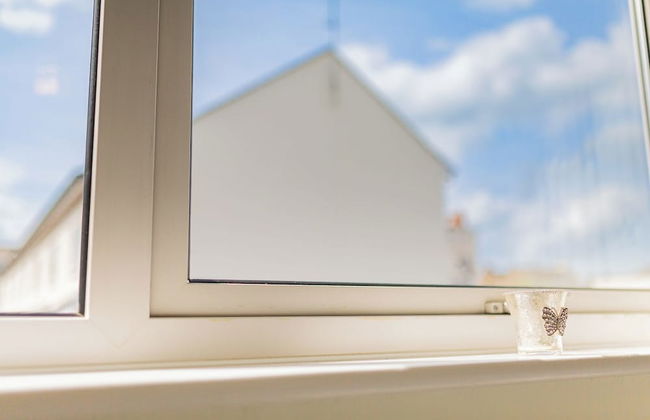 Central 2 Bed House w/ Garden and Free Parking! - Photo 106