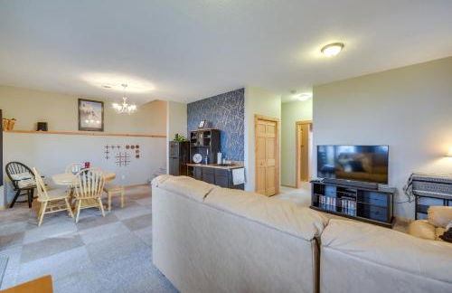 Modern Log Cabin with Rec Room, Steps to Lake! - Foto 24