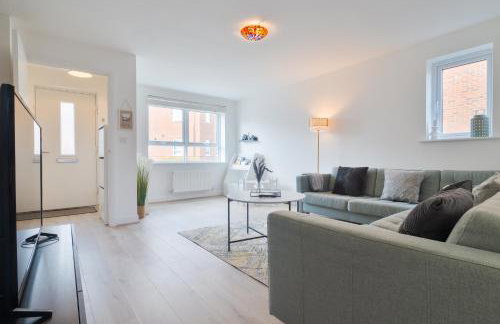 Modern Spacious 3 Bedroom House in Canterbury with En Suite and Free Parking Perfect for Contractors & Families - Photo 5