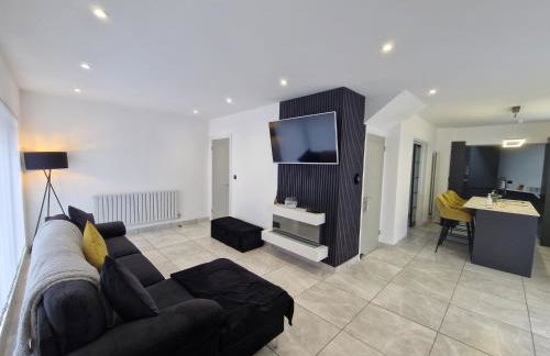 Modern Detached 3 bedroom home with off-road parking & bike store - Photo 6