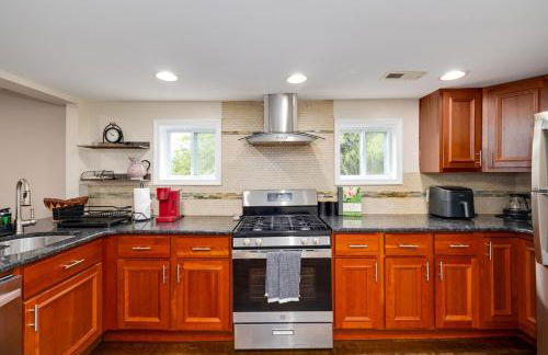 Cozy Full Home with Parking, 10min Walk to Bridge St - Photo 5