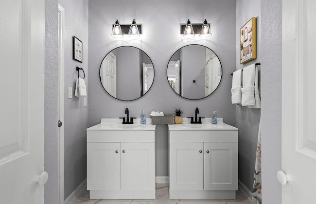 Retreat to a Brand-new Downtown Home 4br/3ba! - Photo 18