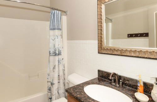 Exquisite home with pool, enclosed yard, fireplace, central AC, & washer/dryer - Foto 10