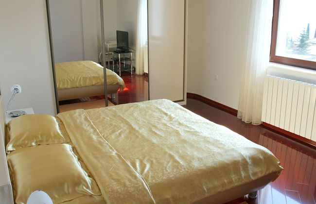 Luxury Apartment in Opatija for 8 People With Pool and Silk Bedding - Photo 2