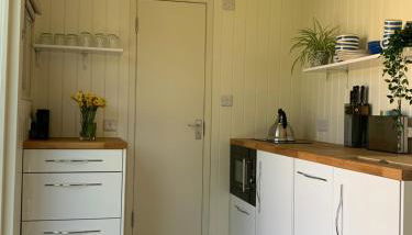 The City Hut - Photo 3