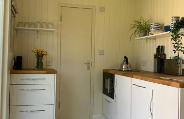 The City Hut - Photo 3