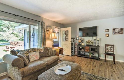 Higgins Lake Getaway with Fire Pit, Walk to Beach! - Foto 9