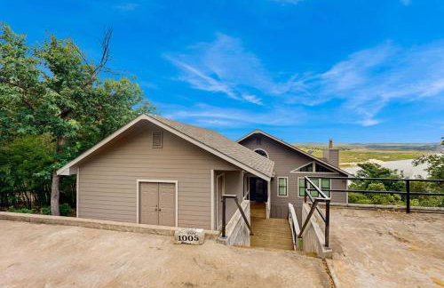 Spacious Lakefront Hideaway with Decks, Grill, Billiards, Tennis & Pool - Foto 1