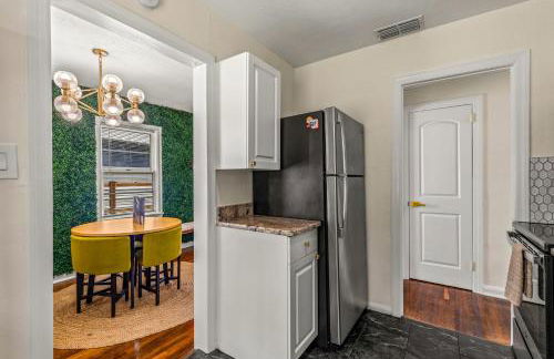 Sunny Citrus Escape Min to Midtown & Dog-Friendly - Foto 22