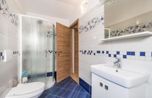 5 Bedroom Amazing Apartment In Viskovo - Photo 43