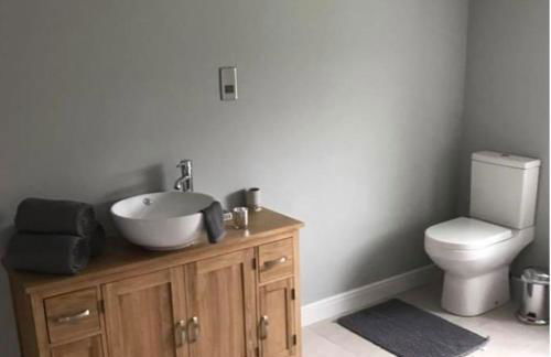 Pet-friendly - 2 Bedrooms Bungalow hot tub Parking - Foto 78