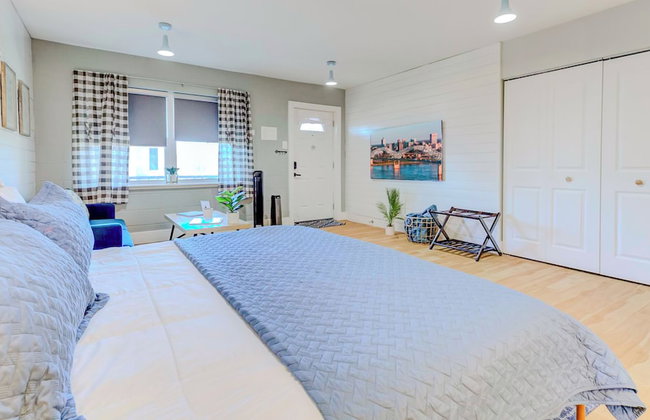 Themed Lux Loft with King Bed Free Parking and WiFi - Photo 47