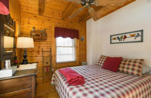 Blueberry Hill Cabin-Private, secluded cabin with a fireplace and New Hot Tub 2025 - Foto 33