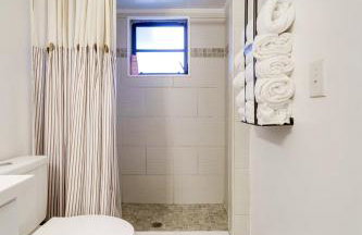 Lounge Area Office Fenced Yard Near It All - Photo 40