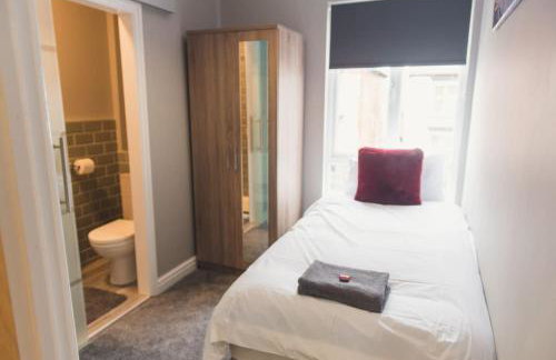 LYNNTON HOUSE Stunning 6 bed Town Centre House ALL with En-Suites Prime Location Tamworth - Foto 10