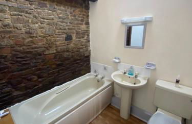 Stable Cottage, Cosy Devon Retreat for Couples or Small Families with Indoor heated Pool, Tennis Court, Direct Access to the Tarka Trail for cycling - Foto 7