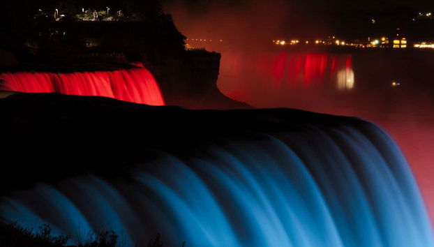 Les cascades illuminées en bleu et rouge