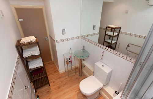 Lace Market Apartments - City Centre - 4 Beds Apartment with 2 Bathrooms and full Kitchen in George Street - close to Victoria Centre Shopping Centre - Parking for Cars & Vans from Five Pounds a Day - Sunday 1pm Check-out - Foto 50