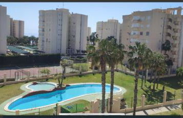 Apartamento segunda línea de playa con piscina - Photo 1