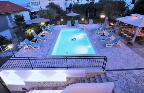 Villa Mendula Trogir - Luxury villa by the beach - heated pool - lush green garden - Photo 106