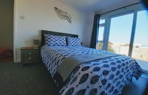 The Getaway - Modern 2 Bedroom Brixham Bungalow with sea peeps - Photo 7