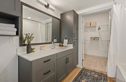 Polished Contemporary 2BR 2BA Private Balcony - Foto 25