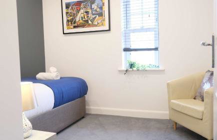 Spacious 4 Bedroom Home with Garden in Bedford - Foto 47