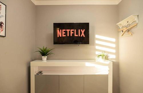 Detached 2 Bedroom House - 10 minute's walk to Town Centre - Free Parking, Fast Wifi and Smart TVs by Tejza Property - Photo 8