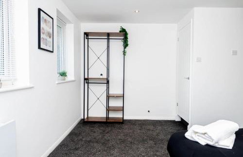 Spacious Home near Heathrow & Windsor with Parking - Photo 46