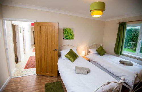 Round Park - A large dog friendly one level holiday cottage for groups and families - Photo 15