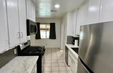 Cozy 3BR Home With Pool, Yard, Garage, and 80 inch TV! - Foto 19