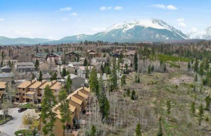 Cozy 2BR with Great Views Near Trails - Photo 25