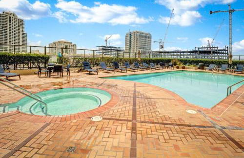 Panoramic Bay and City Views - 2BR, Pool, Gym, Parking - Foto 4