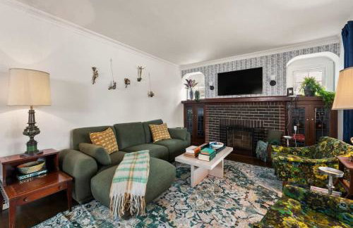 Hot Tub - Game Room - Chic & Spacious - Sleeps 10 - Foto 10