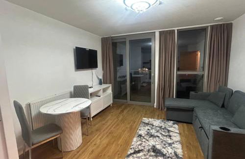 Central 1-Bed Apt for 4 Close To Transport Shops - Foto 2